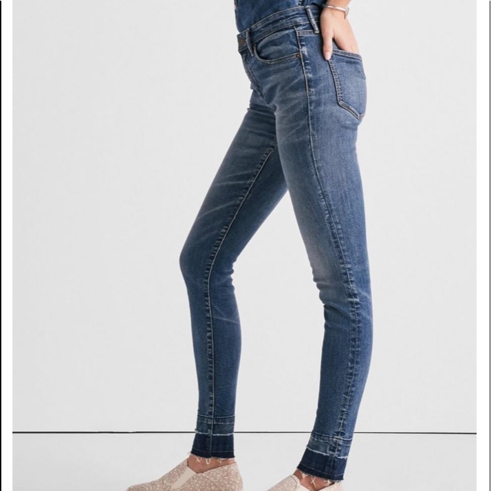 Ava Leggings mid-rise with a distressed hem